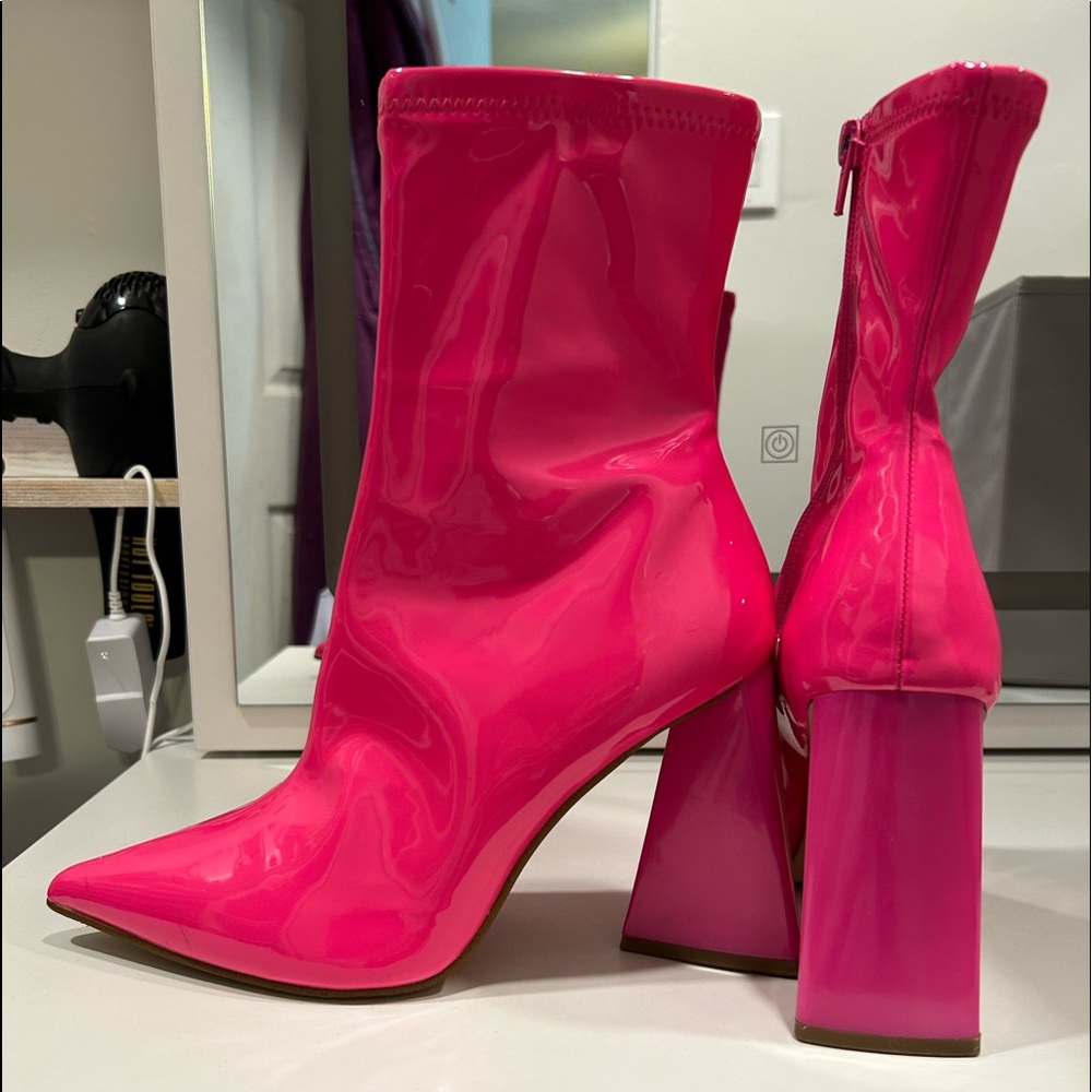 Steve Madden
Women's Pink Ticker Faux Leather Pointed Toe Ankle Boots